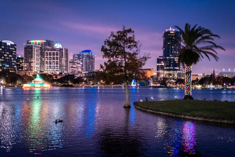 Lago em Orlando à noite
