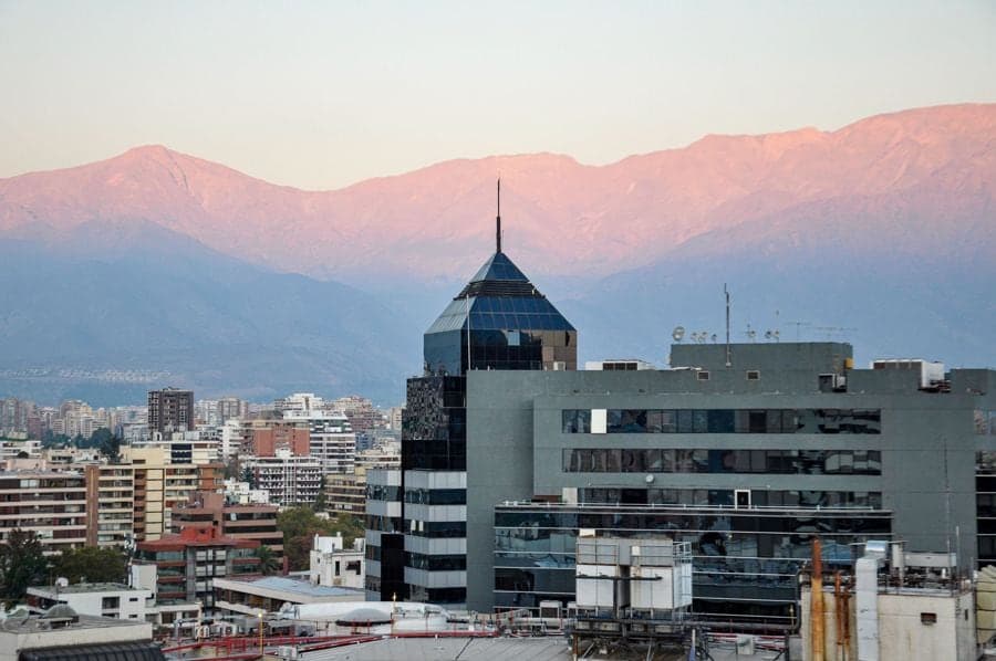Santiago com a cordilheira ao fundo
