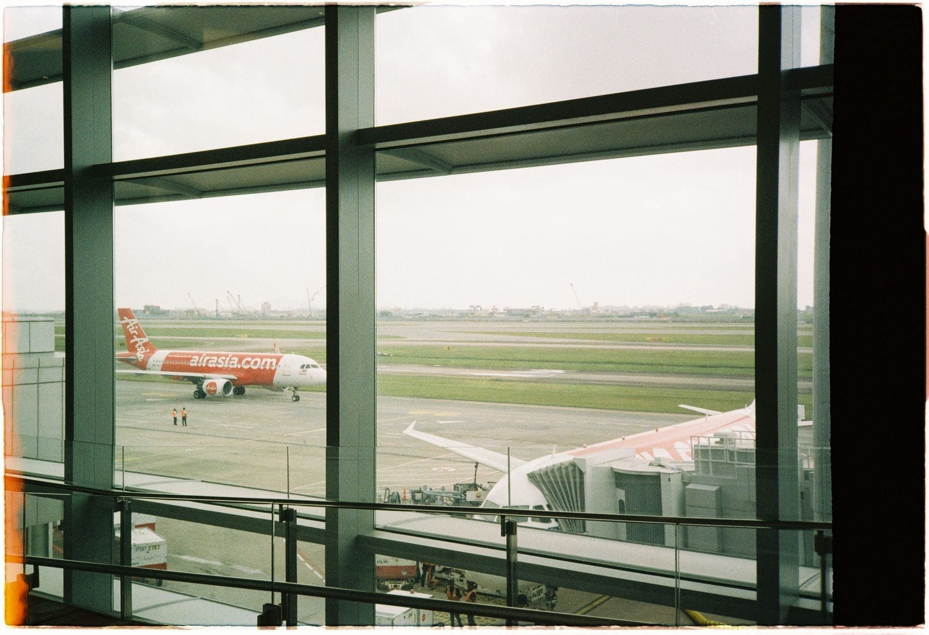 Sala de embarque com vista pra pista e avião